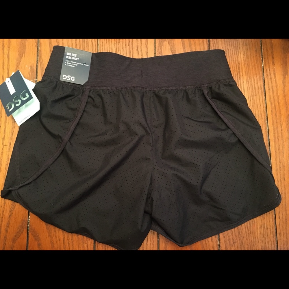 DSG black mid rise run short